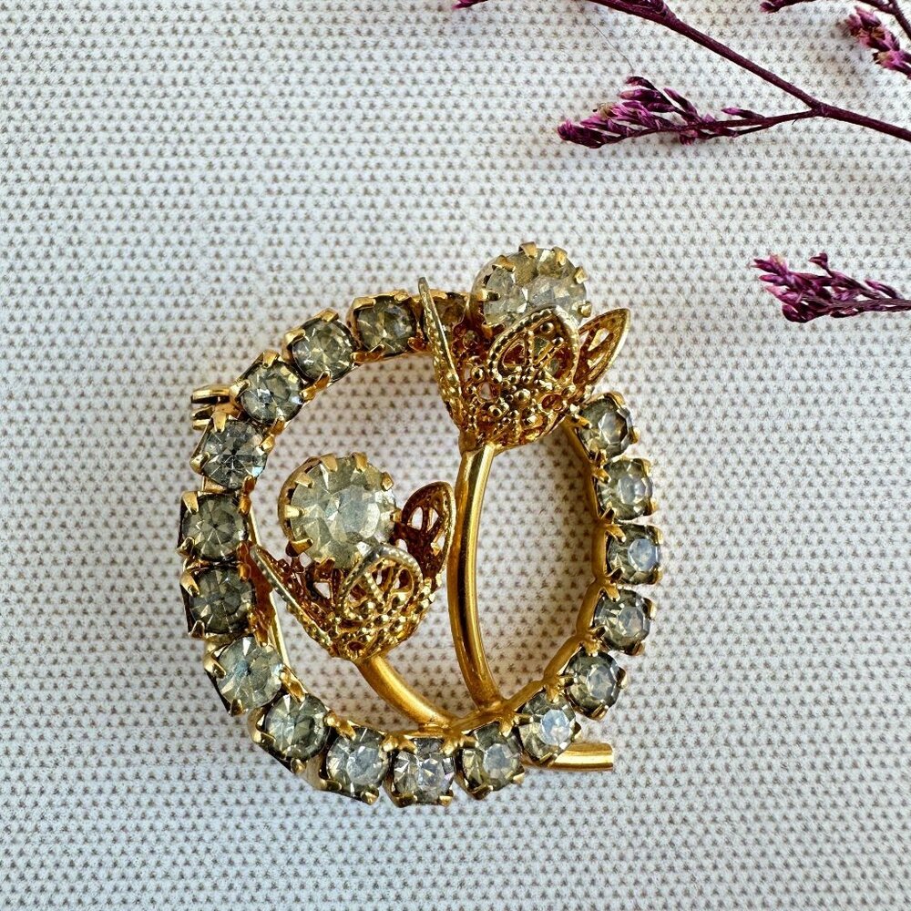 Vintage 1960s Gold Tone Floral Circle Brooch W/ Rhinestones Rose Design 1.25"